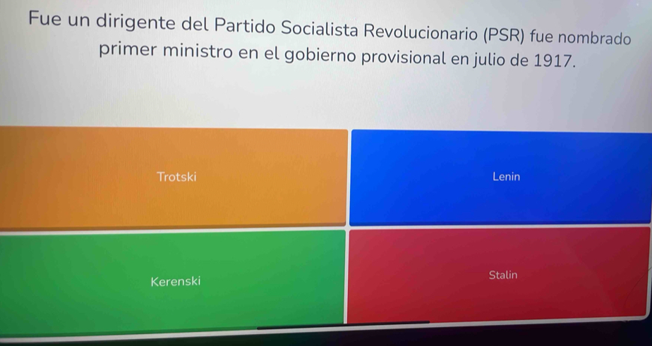 Fue un dirigente del Partido Socialista Revolucionario (PSR) fue nombrado
primer ministro en el gobierno provisional en julio de 1917.
Trotski Lenin
Kerenski Stalin