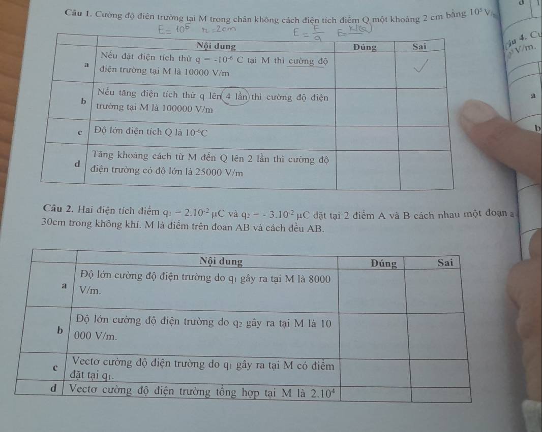 Cầu 1. Cường độ điện trường tại M trong chân không cách điện tích điểm Q một khoảng 2 cm bằng 10^5 V
ju 4. C
V/m.
a
b
Câu 2. Hai điện tích điểm q_1=2.10^(-2)mu C và q_2=-3.10^(-2)mu C đặt tại 2 điểm A và B cách nhau một đoạn a
30cm trong không khí. M là điểm trên đoan AB và cách đều AB.