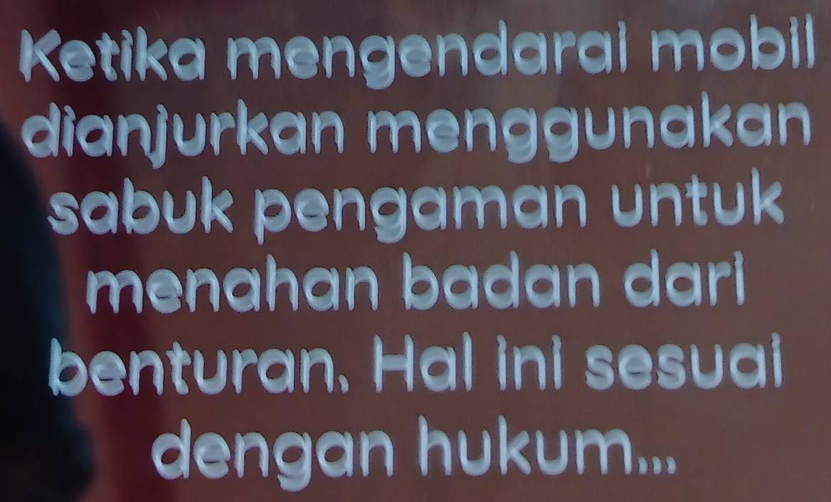 Ketika mengendarai mobil 
dianjurkan menggunakan 
sabuk pengaman untuk 
menahan badan dari 
benturan. Hal ini sesuai 
dengan hukum...