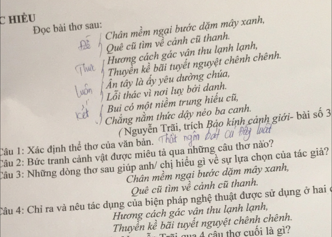 hiÈu
Đọc bài thơ sau:
Chân mềm ngại bước dặm mây xanh,
Quê cũ tìm về cảnh cũ thanh.
Hương cách gác vận thu lạnh lạnh,
Thuyền kề bãi tuyết nguyệt chênh chênh.
Ấn tây là ấy yêu dường chúa,
Lỗi thác vì nơi luy bởi danh.
Bui có một niềm trung hiếu cũ,
Chắng nằm thức dậy nẻo ba canh.
( Nguyễn Trãi, trích Bảo kính cảnh giới- bài số 3
Câu 1: Xác định thể thơ của văn bản.
Câu 2: Bức tranh cảnh vật được miêu tả qua những câu thơ nào?
Câu 3: Những dòng thơ sau giúp anh/ chị hiểu gì về sự lựa chọn của tác giả?
Chân mềm ngại bước dặm mây xanh,
Quê cũ tìm về cảnh cũ thanh.
Câu 4: Chỉ ra và nêu tác dụng của biện pháp nghệ thuật được sử dụng ở hai ở
Hương cách gác vân thu lạnh lạnh,
Thuyền kề bãi tuyết nguyệt chênh chênh.
ã i q ua 4 câu thơ cuối là gì?