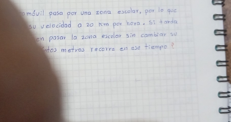 mǒvil posa por una zona escolar, por lo gue 
su velocidad a 20 km por hora, si farda 
en pasar la zona escolar sin cambiar su 
intos metros recorre en ese tiempo?