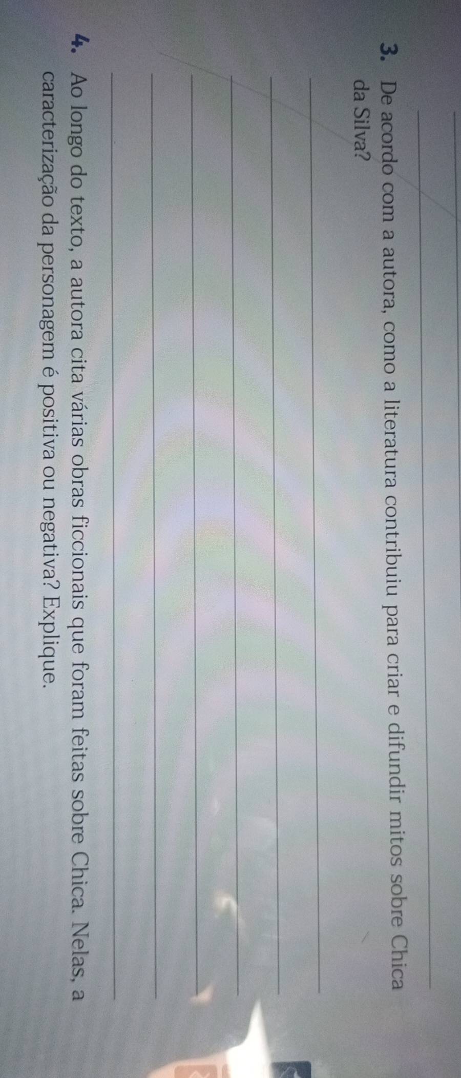 De acordo com a autora, como a literatura contribuiu para criar e difundir mitos sobre Chica 
da Silva? 
_ 
_ 
_ 
_ 
_ 
_ 
4. Ao longo do texto, a autora cita várias obras ficcionais que foram feitas sobre Chica. Nelas, a 
caracterização da personagem é positiva ou negativa? Explique.