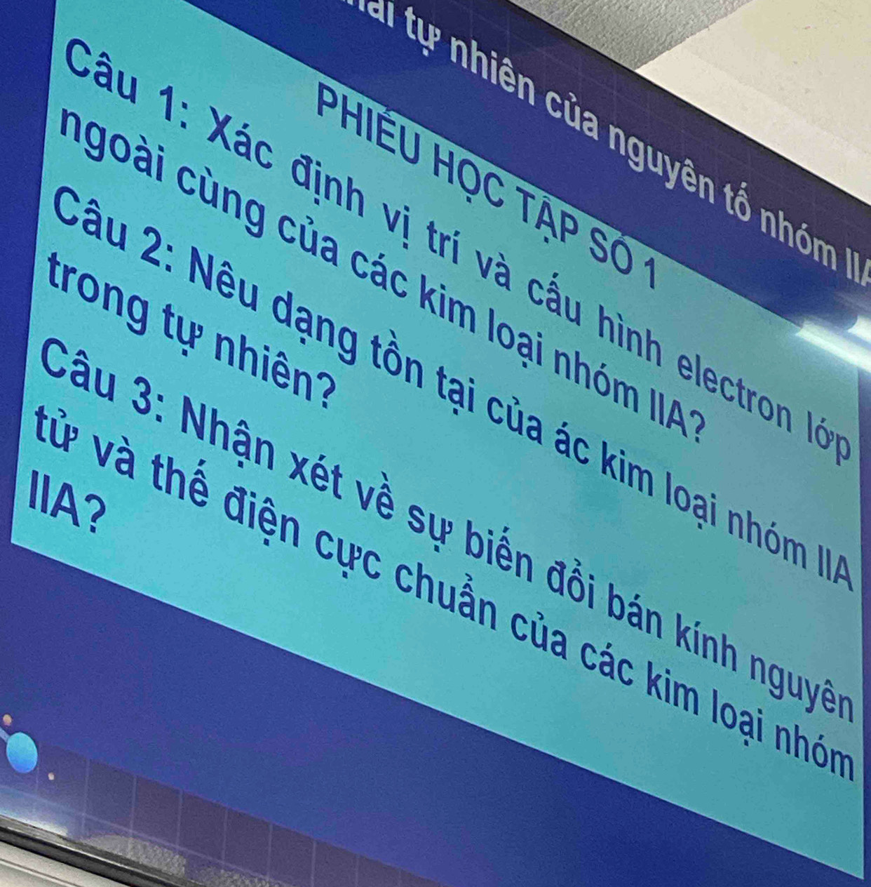 tự nhiên của nguyên tố nhóm 
PhIÉU Học tập só 
ầu 1: Xác định vị trí và cấu hình electron 
goài cùng của các kim loại nhóm II/ 
trong tự nhiên 
âu 2: Nêu dạng tồn tại của ác kim loại nhóm 
IIA? 
âu 3: Nhận xét về sự biến đổi bán kính nguy 
# và thế điện cực chuẩn của các kim loại nhớ