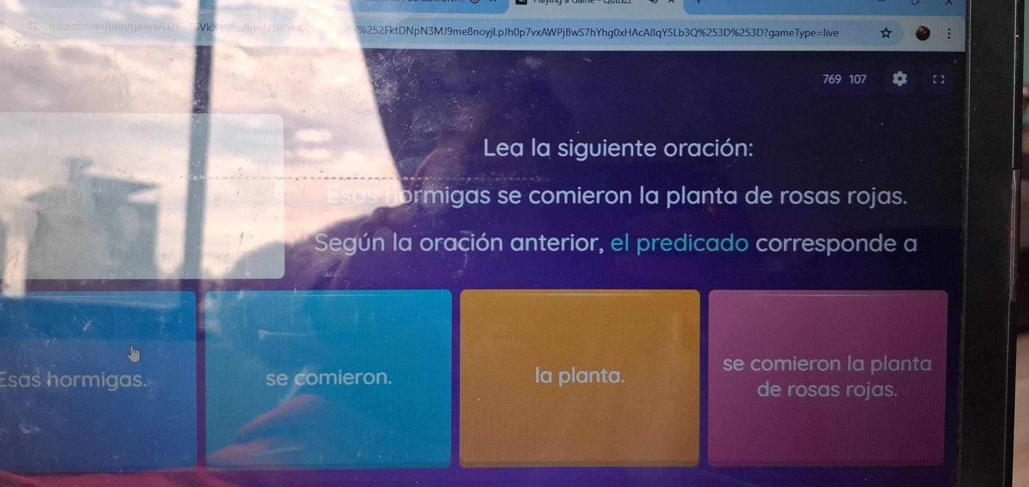 252FktDNpN3MJ9me8noyjLpJh0p7vxAWPjBwS7hYhg0xHAcA8qY5Lb3Q%253D%253D?gameType=live
769 107
Lea la siguiente oración:
ormigas se comieron la planta de rosas rojas.
Según la oración anterior, el predicado corresponde a
Esas hormigas. se comieron. la planta.
se comieron la planta
de rosas rojas.