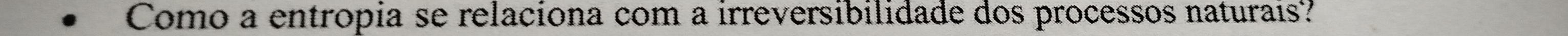 Como a entropia se relaciona com a irreversibilidade dos processos naturais?