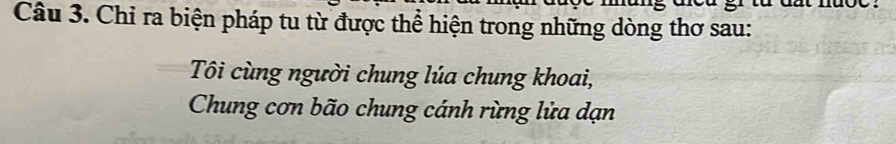 Chỉ ra biện pháp tu từ được thể hiện trong những dòng thơ sau: 
Tôi cùng người chung lúa chung khoai, 
Chung cơn bão chung cánh rừng lửa dạn