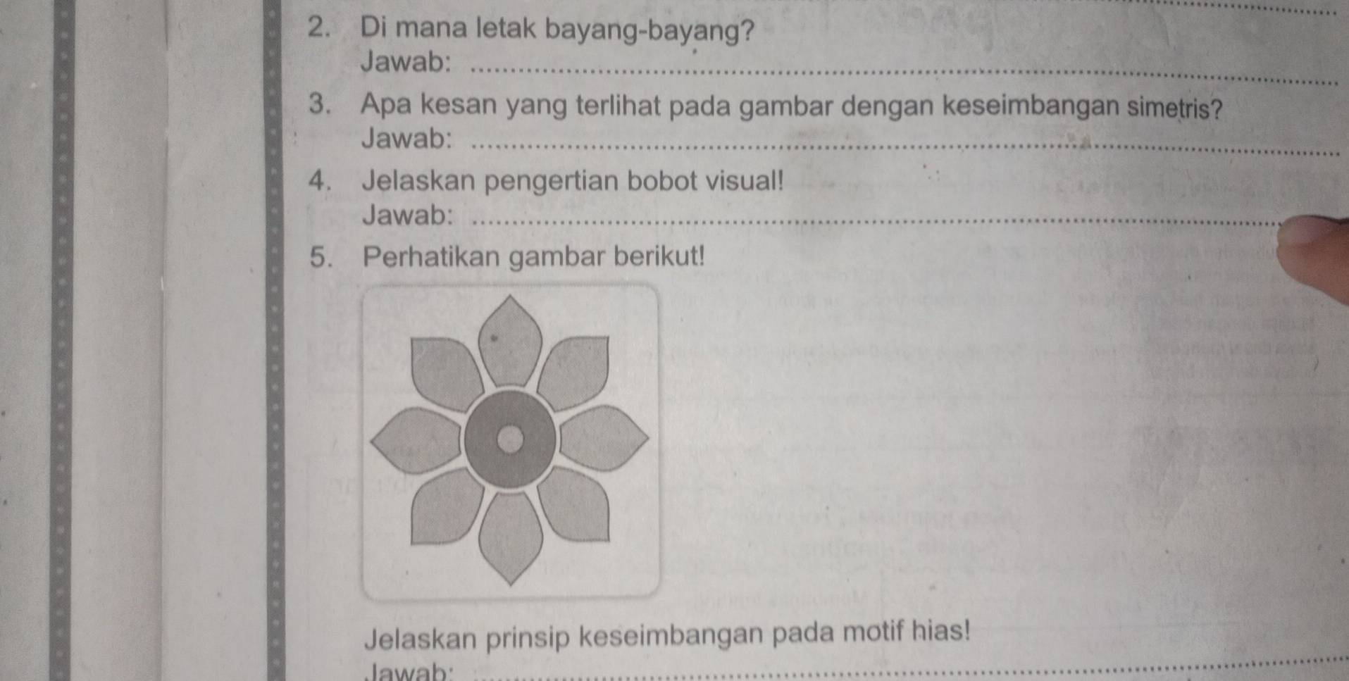 Di mana letak bayang-bayang? 
Jawab:_ 
3. Apa kesan yang terlihat pada gambar dengan keseimbangan simetris? 
Jawab:_ 
4. Jelaskan pengertian bobot visual! 
Jawab:_ 
5. Perhatikan gambar berikut! 
_ 
Jelaskan prinsip keseimbangan pada motif hias! 
Jawab: