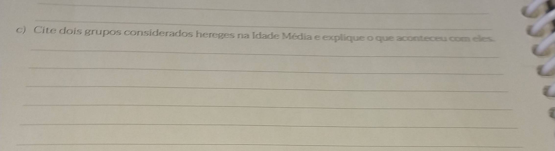 Cite dois grupos considerados hereges na Idade Média e explique o que aconteceu com eles. 
_ 
_ 
_ 
_ 
_ 
_