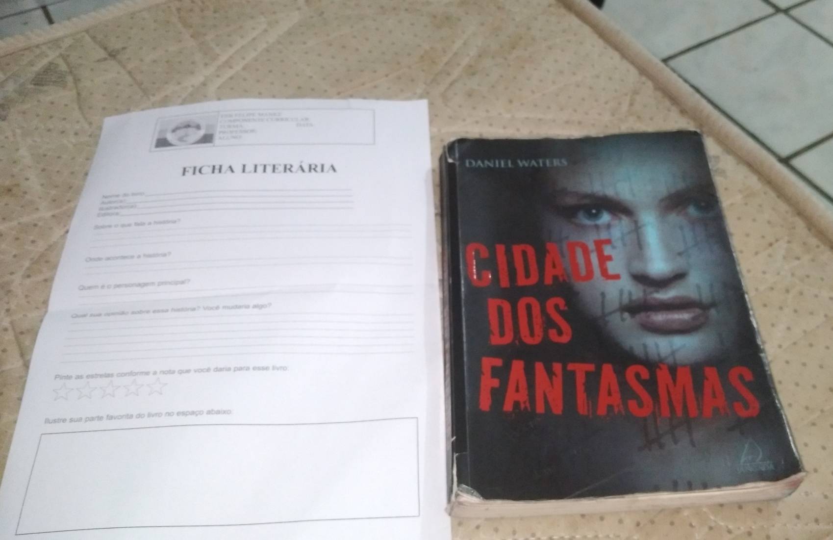 FICHA LITERÁRIA DANTEL WATERS 
_ 
Ne do nam 
_ 
_ 
_ 
Sobre o que tila a hisáóra 
_ 
Oode acontese a hasióna 
_Quem é o personagem principal? 
_CIDADE 
_ 
_ 
Qual sua opisião sobre essa históna? Voc6 mudaria algo? 
_ 
__DOS got 
_ 
Pinte as estrelas conforme a nota que você daria para esse livro 
ITAS 
llustre sua parte favorita do livro no espaço abaixo