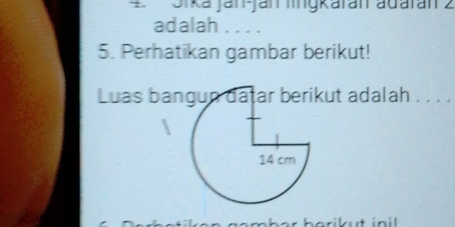 Sika jan-jan lingkarán adaran 2
adalah .... 
5. Perhatikan gambar berikut! 
Luas bangun datar berikut adalah . . . . 
her herikut inil .