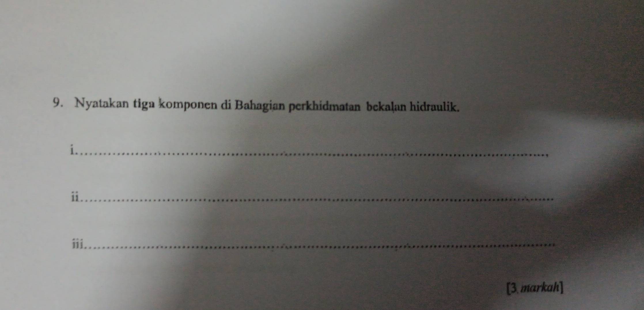 Nyatakan tiga komponen di Bahagian perkhidmatan bekalan hidraulik. 
i._ 
ⅱ._ 
iii._ 
[3. markah]