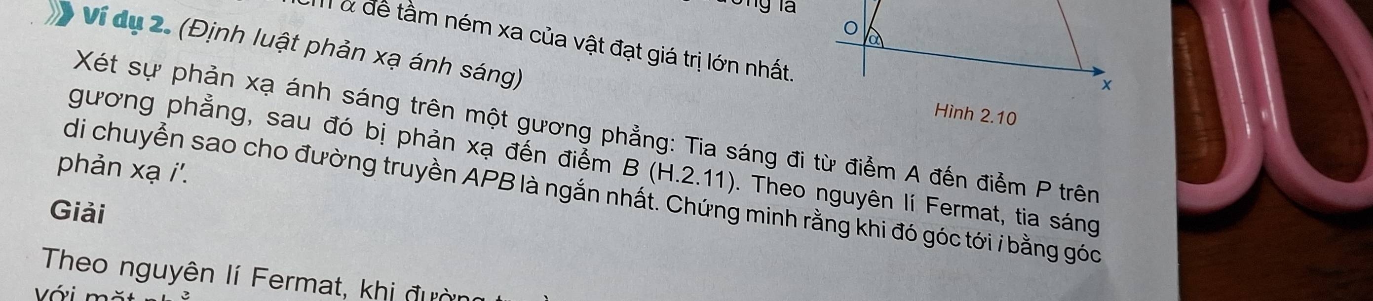 Ilở để tầm ném xa của vật đạt giá trị lớn nhất. 
Ví dụ 2. (Định luật phản xạ ánh sáng) 
Hình 2.10
Xét sự phản xạ ánh sáng trên một gương phẳng: Tia sáng đi từ điểm A đến điểm P trên 
gương phẳng, sau đó bị phản xạ đến điểm B (H.2.11) ). Theo nguyên lí Fermat, tia sáng 
phản xạ i'. 
di chuyển sao cho đường truyền APB là ngắn nhất. Chứng minh rằng khi đó góc tới i bằng góc 
Giải 
Theo nguyên lí Fermat, khi đườ 
với r