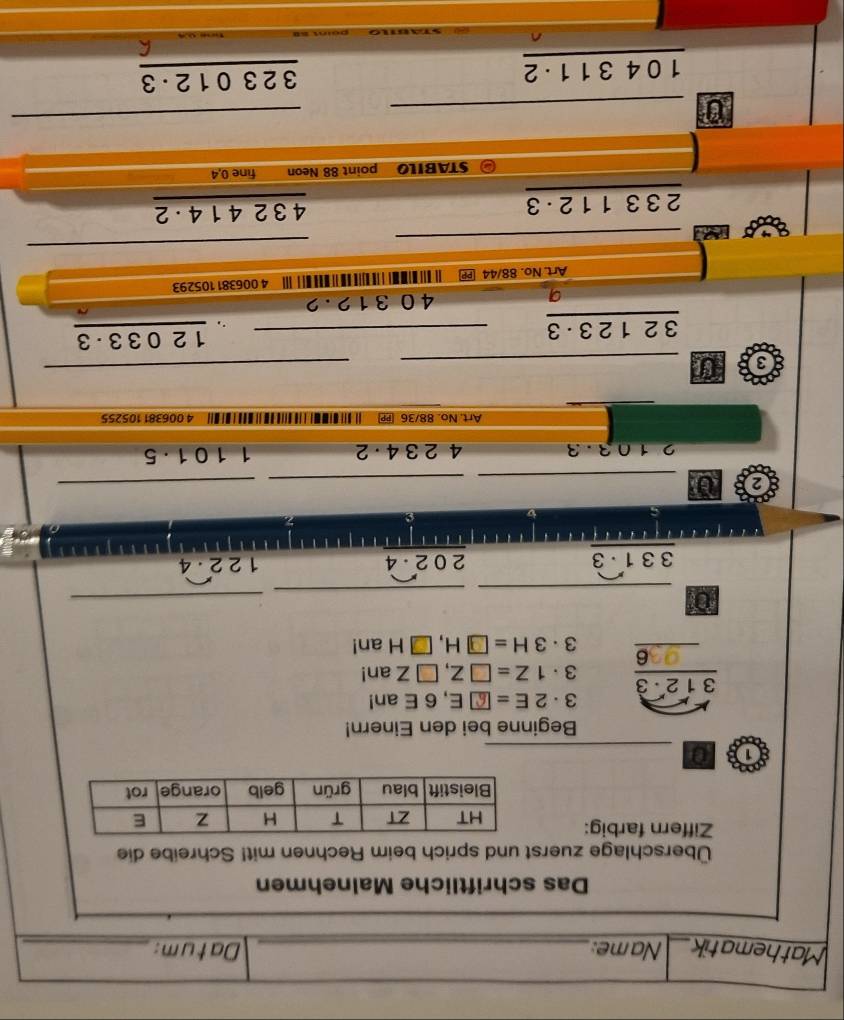 Mathematik_ Name: _Datum:_ 
Das schriftliche Malnehmen 
Überschlage zuerst und sprich beim Rechnen mit! Schreibe die 
Ziffern farbig: 
1 0_ 
Beginne bei den Einern!
3· 2E=□ E,6Ean
_ 
31° 3· 1Z=□ Z,□ Zan!
3· 3H=□ H,□ Han!
0 
_
3 3 1· 3 2 0 2 - 4 1 2 2 · 4
② 
_ 
_ 
_ 
2 3.3 4 2 3 4 . 2 1 1 0 1 · 5
Art. No. 88/36 [ 4 006381 105255
3 
_ 
_ 
1 20 3 3 - 3
32123· 3 _ 
9
40312.2
Art. No. 88/44 (PP Ⅲ 4 006381 105293
_
233112· 3 4 32 4 1 4 · 2
STABILO point 88 Neon fine 0,4
0 
_ 
_
1 0 4 3 1 1 · 2 3 2 3 0 1 2 · 3
R