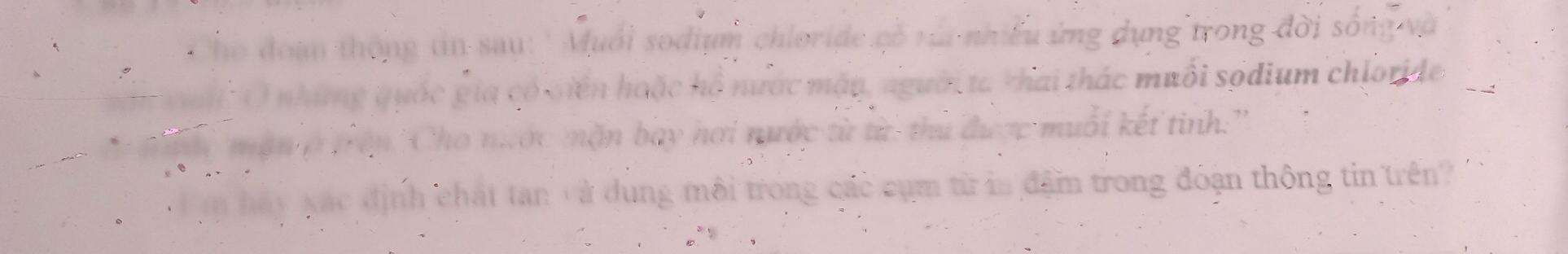 ho in sau: '' Muổi sodium chloride cố va nhiều ứng dụng trong đời sống và 
H ia có viển hoặc hồ nước mặn, người ta khai thác muối sodium chloride 
ớ c mặn bay hơi nước từ từ thủ được muối kết tinh.'' 
an Và dụng môi trong các cụm từ in đậm trong đóạn thông tin trên?