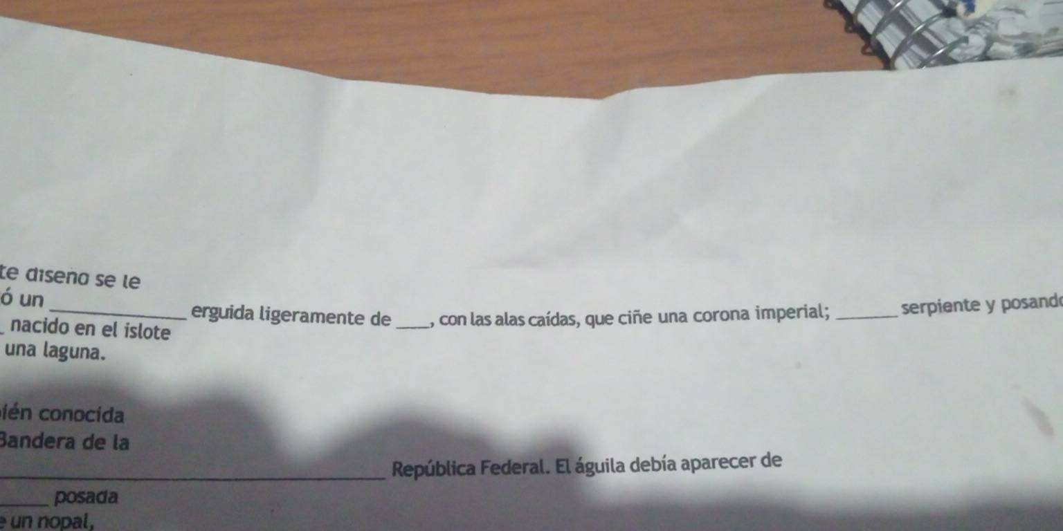 te díseño se le 
ó un 
_erguida ligeramente de _1, con las alas caídas, que ciñe una corona imperial;_ 
serpiente y posand 
nacido en el islote 
una laguna. 
c ién conocida 
Bandera de la 
_República Federal. El águila debía aparecer de 
_posada 
un nopal,