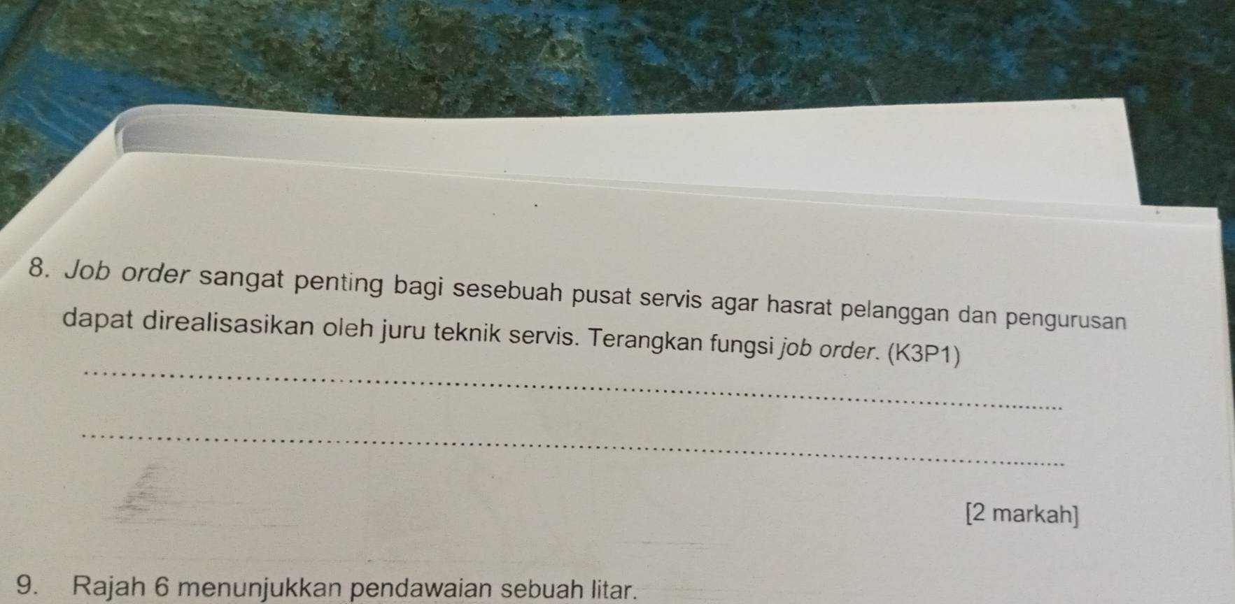 Job order sangat penting bagi sesebuah pusat servis agar hasrat pelanggan dan pengurusan 
_ 
dapat direalisasikan oleh juru teknik servis. Terangkan fungsi job order. (K3P1) 
_ 
[2 markah] 
9. Rajah 6 menunjukkan pendawaian sebuah litar.