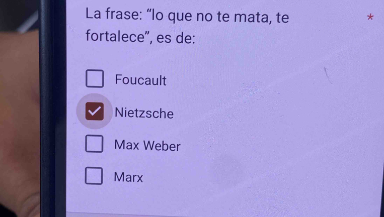 La frase: “lo que no te mata, te
7
fortalece", es de:
Foucault
Nietzsche
Max Weber
Marx