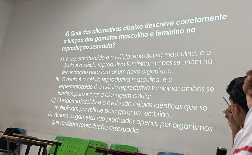 Qual das alternativas abaixo descreve corretamente
a função dos gametas masculino e feminino na
reprodução sexuada?
A) O espermatozoide é a célula reprodutiva masculina, e o
óvulo é a célula reprodutiva feminina; ambos se unem na
fecundação para formar um novo organismo.
B) O óvulo é a célula reprodutiva masculina, e o
espermatozoide é a célula reprodutiva feminina; ambos se
fundem para iniciar a clonagem celular.
CJ O espermatozoide e o óvulo são células idênticas que se
multiplicam por mitose para gerar um embrião.
D) Ambos os gametas são produzidos apenas por organismos
que realizam reprodução assexuada.