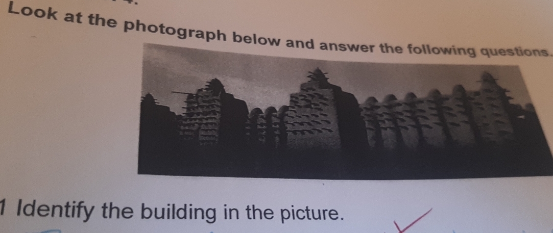 Look at the photograph below and answer the following questions 
1 Identify the building in the picture.