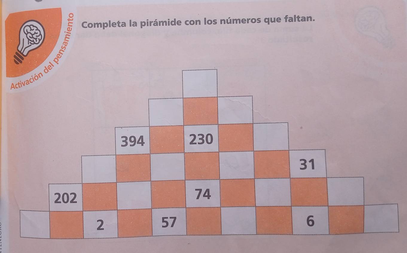 Completa la pirámide con los números que faltan.