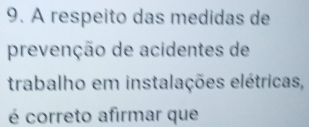 A respeito das medidas de 
prevenção de acidentes de 
trabalho em instalações elétricas, 
é correto afirmar que