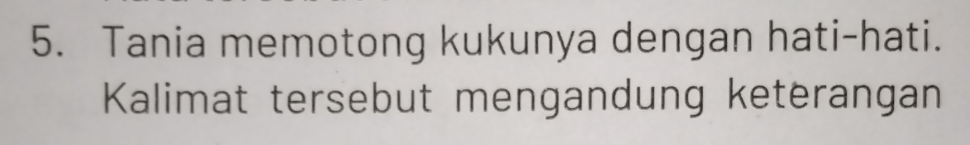 Tania memotong kukunya dengan hati-hati. 
Kalimat tersebut mengandung keterangan