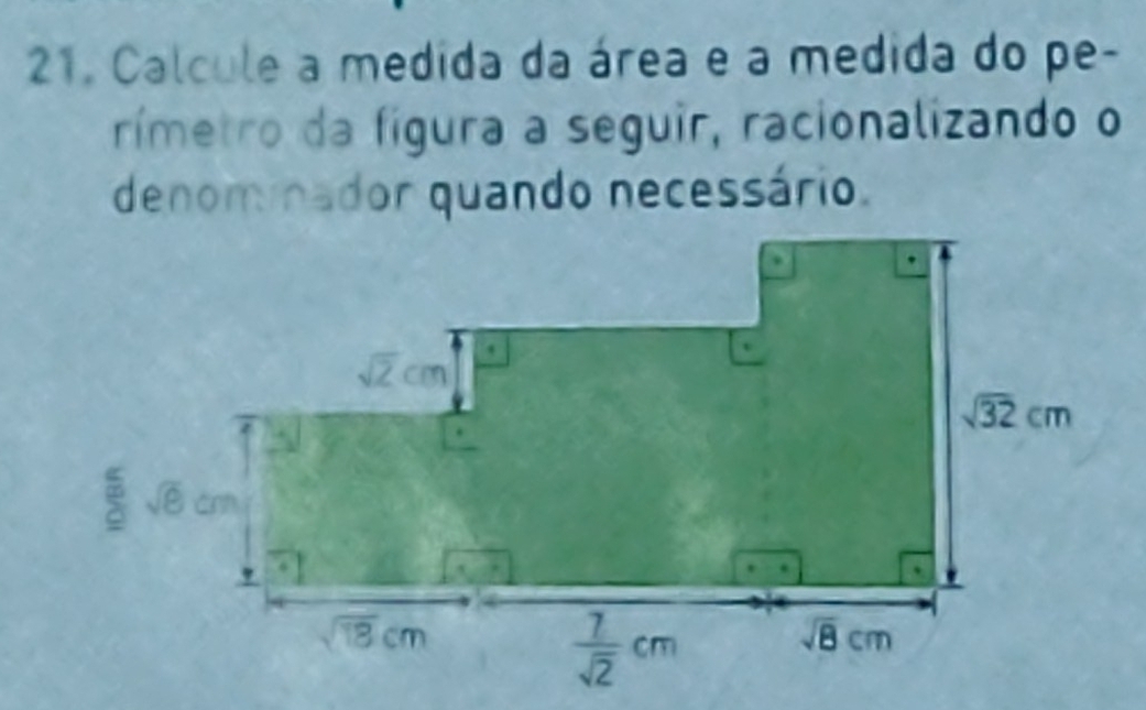 Calcule a medida da área e a medida do pe-
rímetro da fígura a seguir, racionalizando o
denominador quando necessário.