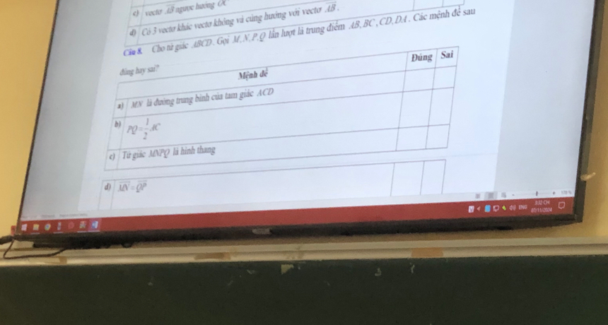 vecto IB ngưọc hướng CA
đ Có 3 vectơ khác vectơ không và cùng hướng với vectơ vector AB.. Gọi M,N.P,Q lần lượt là trung điểm AB,BC ,CD,DA. Các mệnh để sau
d) vector MN=vector QP