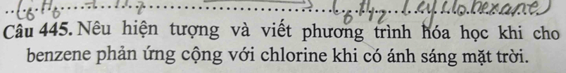 Nêu hiện tượng và viết phương trình hóa học khi cho 
benzene phản ứng cộng với chlorine khi có ánh sáng mặt trời.