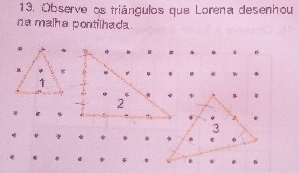 Observe os triângulos que Lorena desenhou 
na malha pontilhada. 
. 
ψ 
e