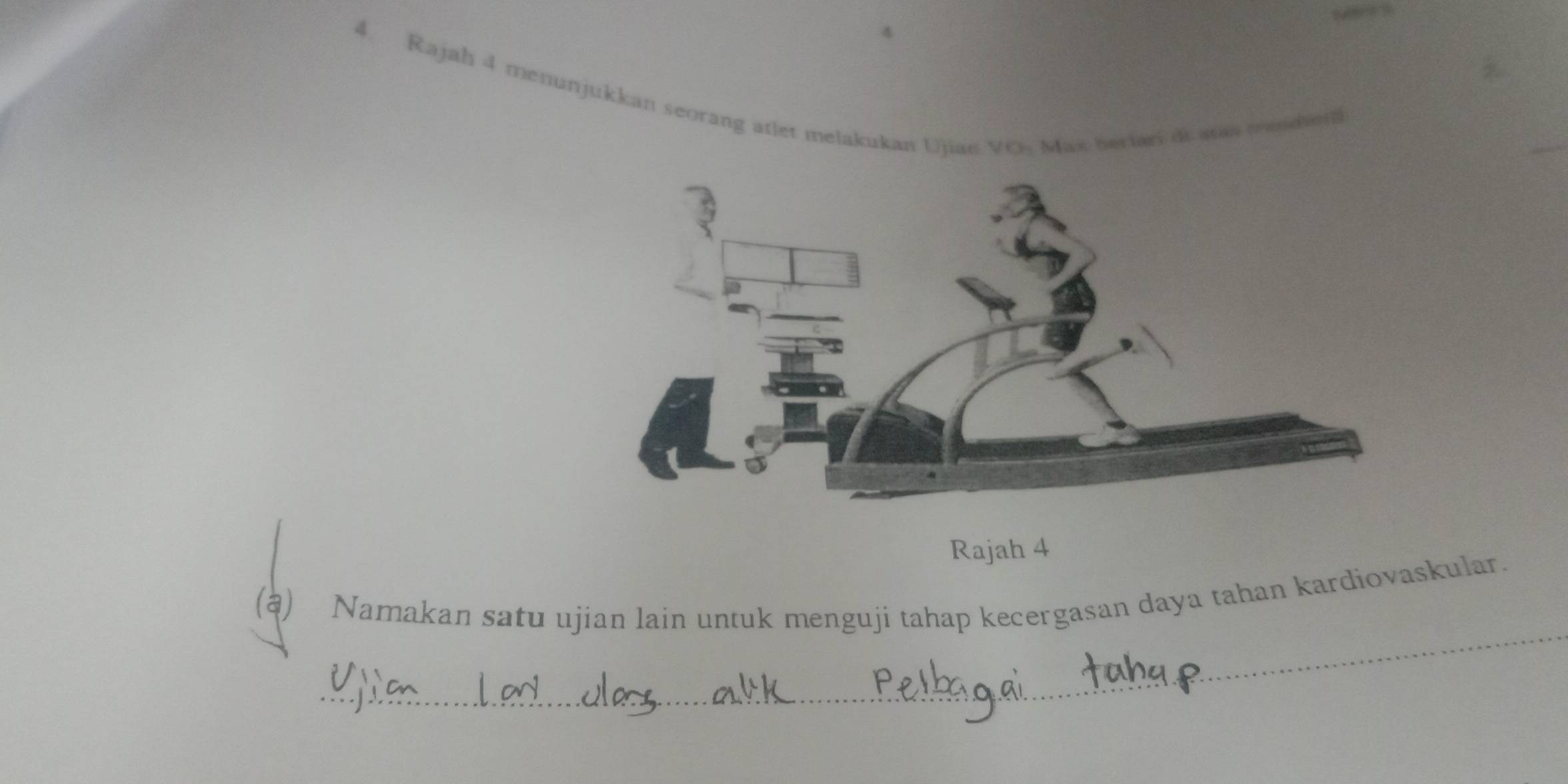 Rajah 4 menunjukkan seorang atlet melakukan Ujian VOs Max beriani di aas mendiet 
Rajah 4 
(@) Namakan satu ujian lain untuk menguji tahap kecergasan daya tahan kardiovaskular.