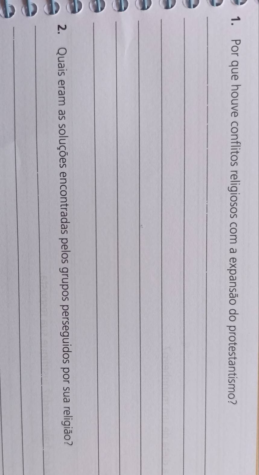 Por que houve conflitos religiosos com a expansão do protestantismo? 
_ 
_ 
_ 
_ 
_ 
_ 
2. Quais eram as soluções encontradas pelos grupos perseguidos por sua religião? 
_ 
_ 
_