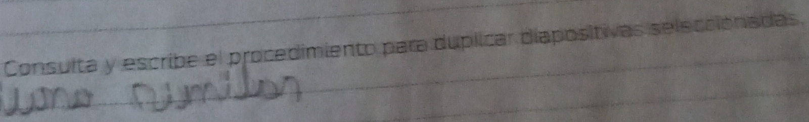 Consulta y escribe el procedimiento para duplicar diapositivas selecciónadas.
