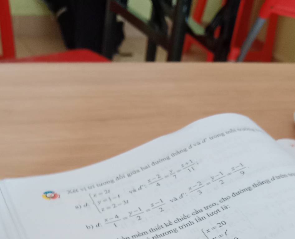 Vết vị trí tương đổi giữa hai đường thắng d và đ' trong mỗi t 
và d'  (x-2)/3 = (y-1)/2 = (z-1)/9 . 
8) d beginarrayl x=2t y=1-t z=2-3tendarray. vis d' .  (x-2)/4 = y/7 = (z+1)/11 ; 
t hềm thiết kế chiếc cầu treo, cho đường thắng đ trên 
b) d:  (x-4)/1 = (y-1)/2 = (z-1)/2 
phương trình lần lượt là
beginarrayl x=20 =t'endarray.