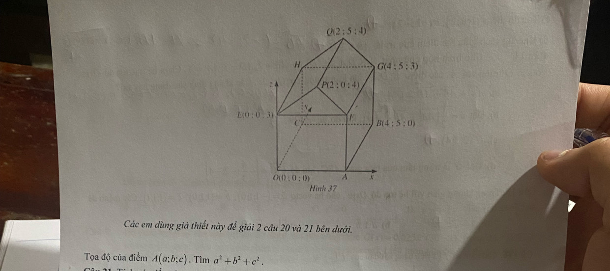 Các em dùng giả thiết này để giải 2 câu 20 và 21 bên dưới.
Tọa độ của điểm A(a;b;c). Tìm a^2+b^2+c^2.