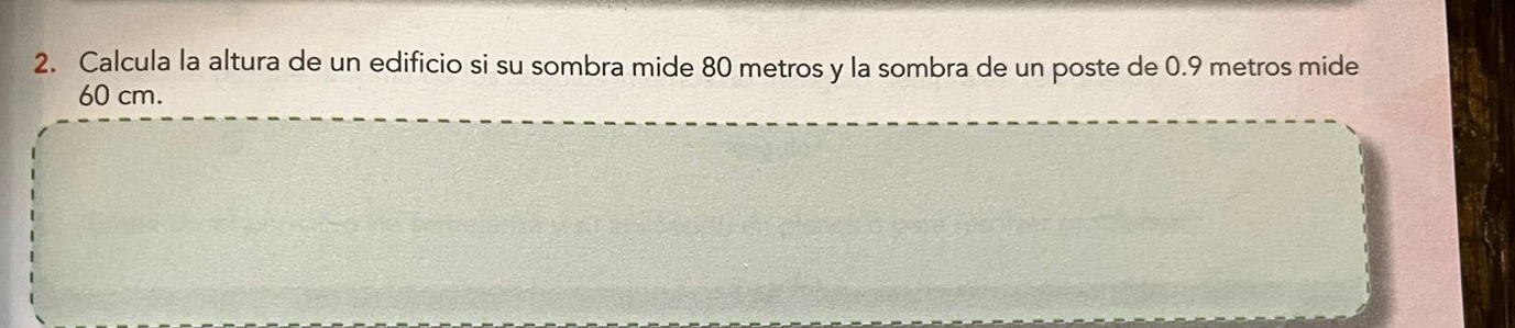 Calcula la altura de un edificio si su sombra mide 80 metros y la sombra de un poste de 0.9 metros mide
60 cm.