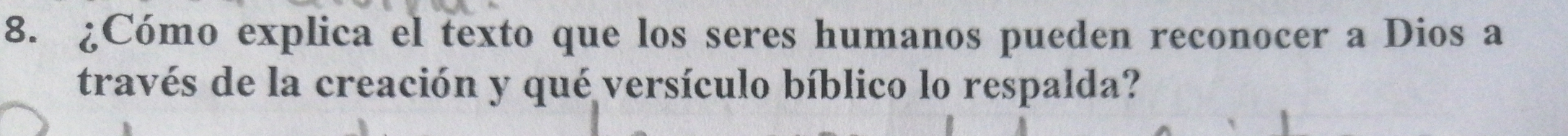 ¿Cómo explica el texto que los seres humanos pueden reconocer a Dios a 
través de la creación y qué versículo bíblico lo respalda?