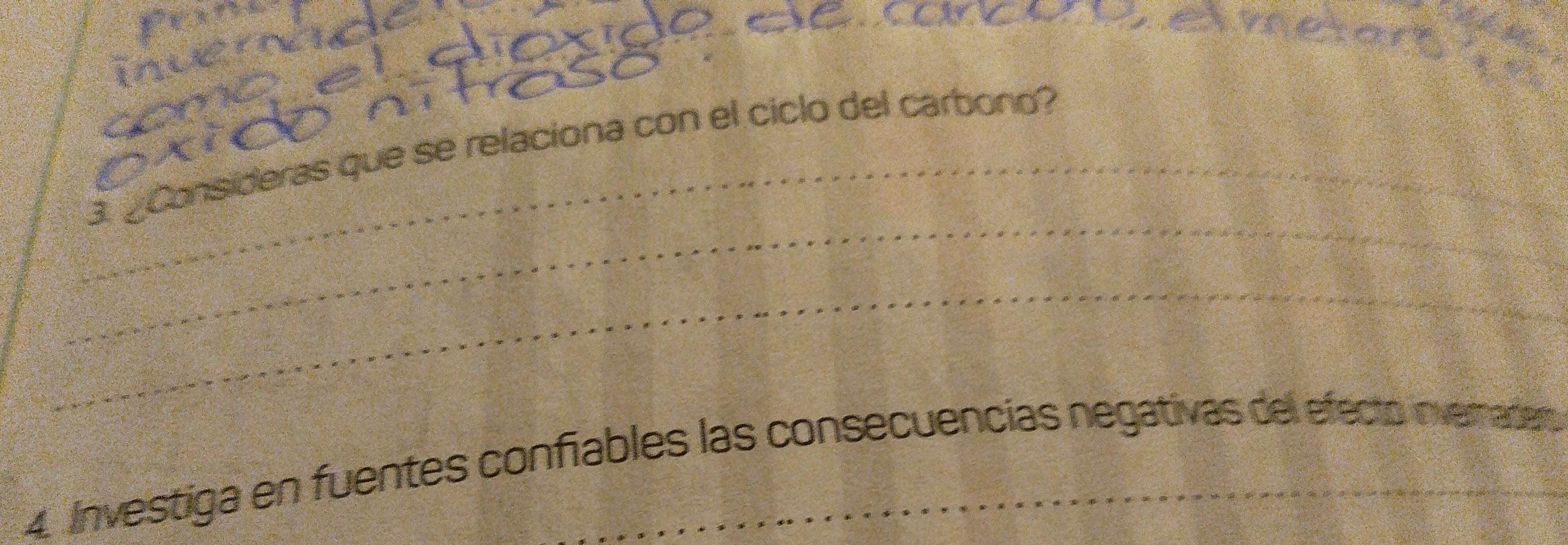 Consideras que se relaciona con el ciclo del carbono? 
_ 
_ 
4. Investiga en fuentes confiables las consecuencías negativas del efecto inveratas