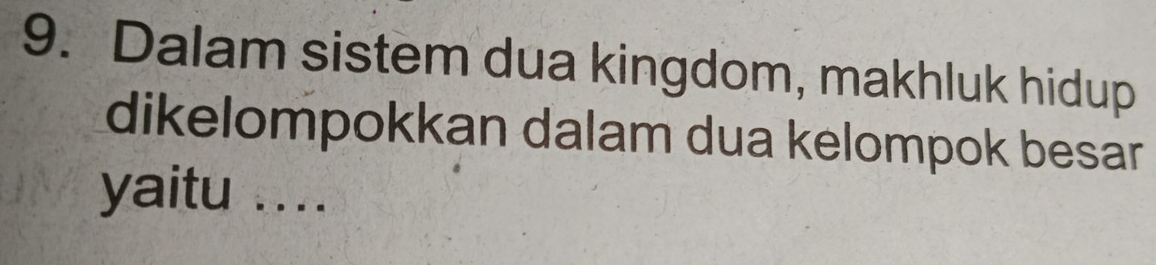 Dalam sistem dua kingdom, makhluk hidup 
dikelompokkan dalam dua kelompok besar 
yaitu ....