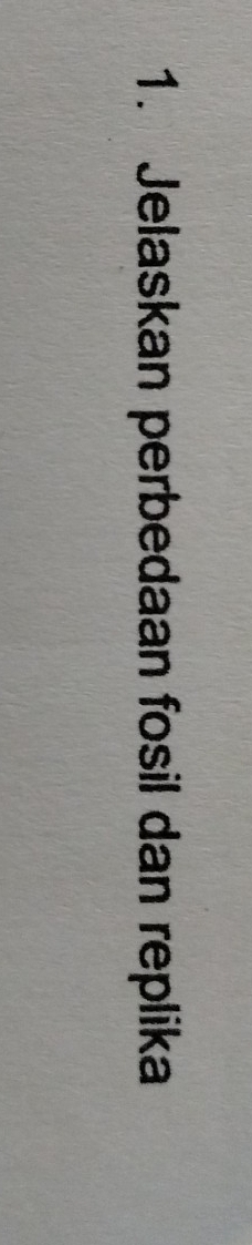 Jelaskan perbedaan fosil dan replika