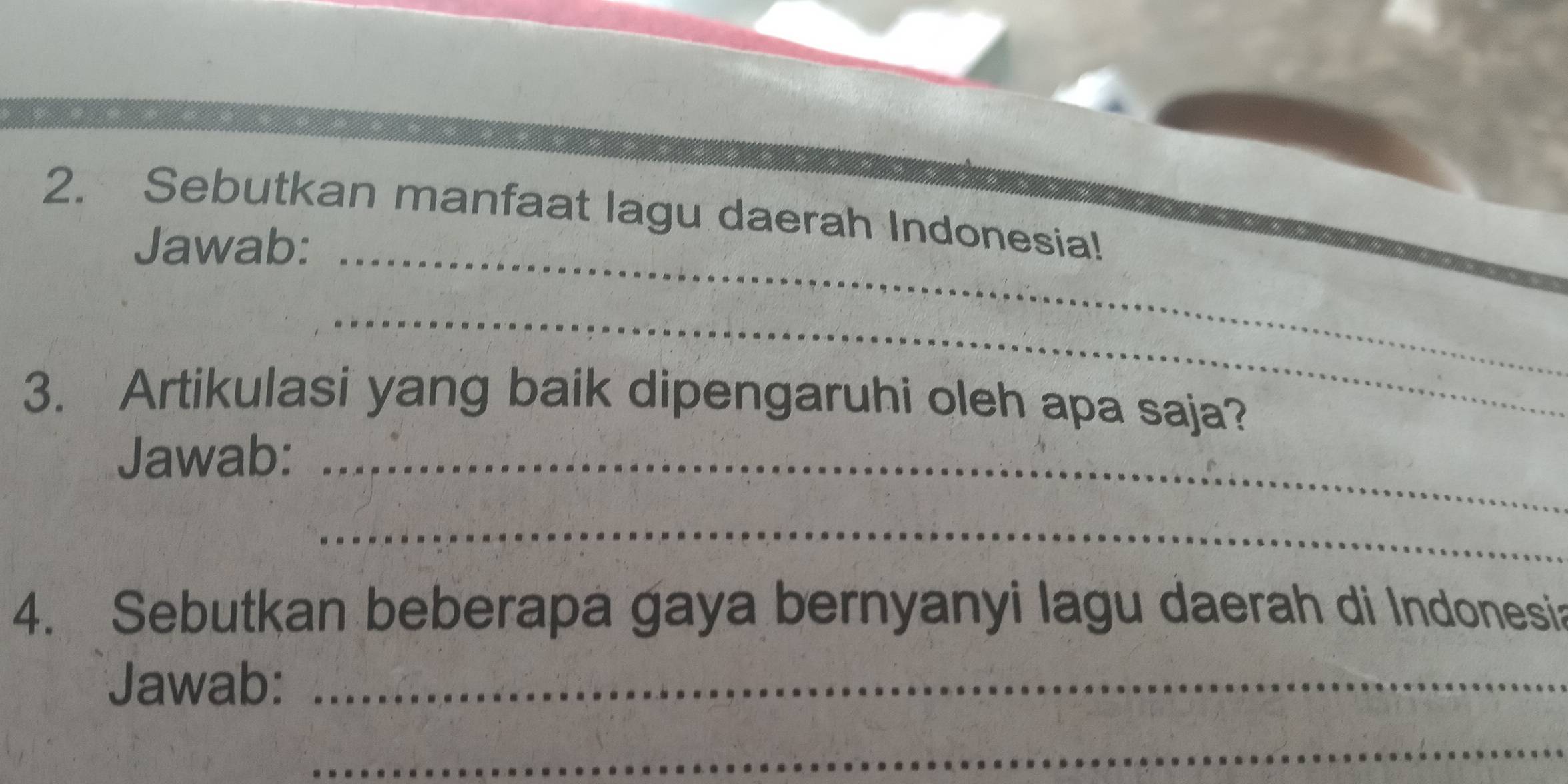 Sebutkan manfaat lagu daerah Indonesia! 
Jawab: 
_ 
3. Artikulasi yang baik dipengaruhi oleh apa saja? 
Jawab:_ 
_ 
4. Sebutkan beberapa gaya bernyanyi lagu daerah di Indonesi 
Jawab:_ 
_