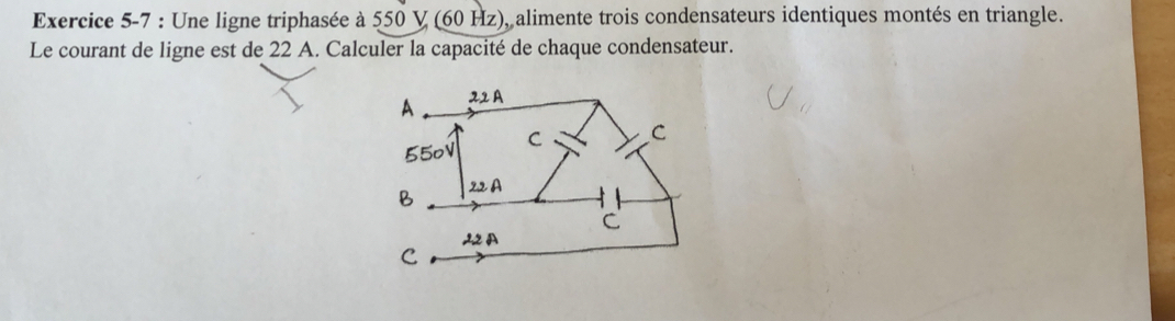 Une ligne triphasée à 550 V (60 Hz), alimente trois condensateurs identiques montés en triangle. 
Le courant de ligne est de 22 A. Calculer la capacité de chaque condensateur.