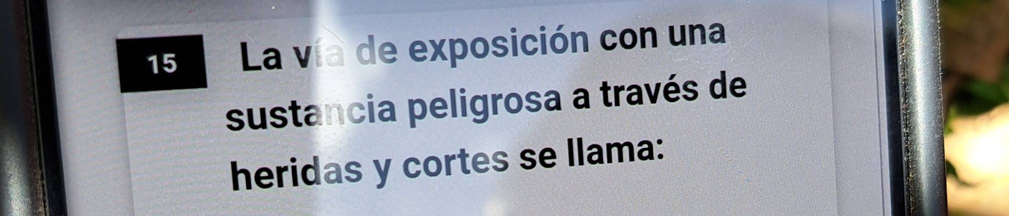 La vía de exposición con una 
sustancia peligrosa a través de 
heridas y cortes se llama: