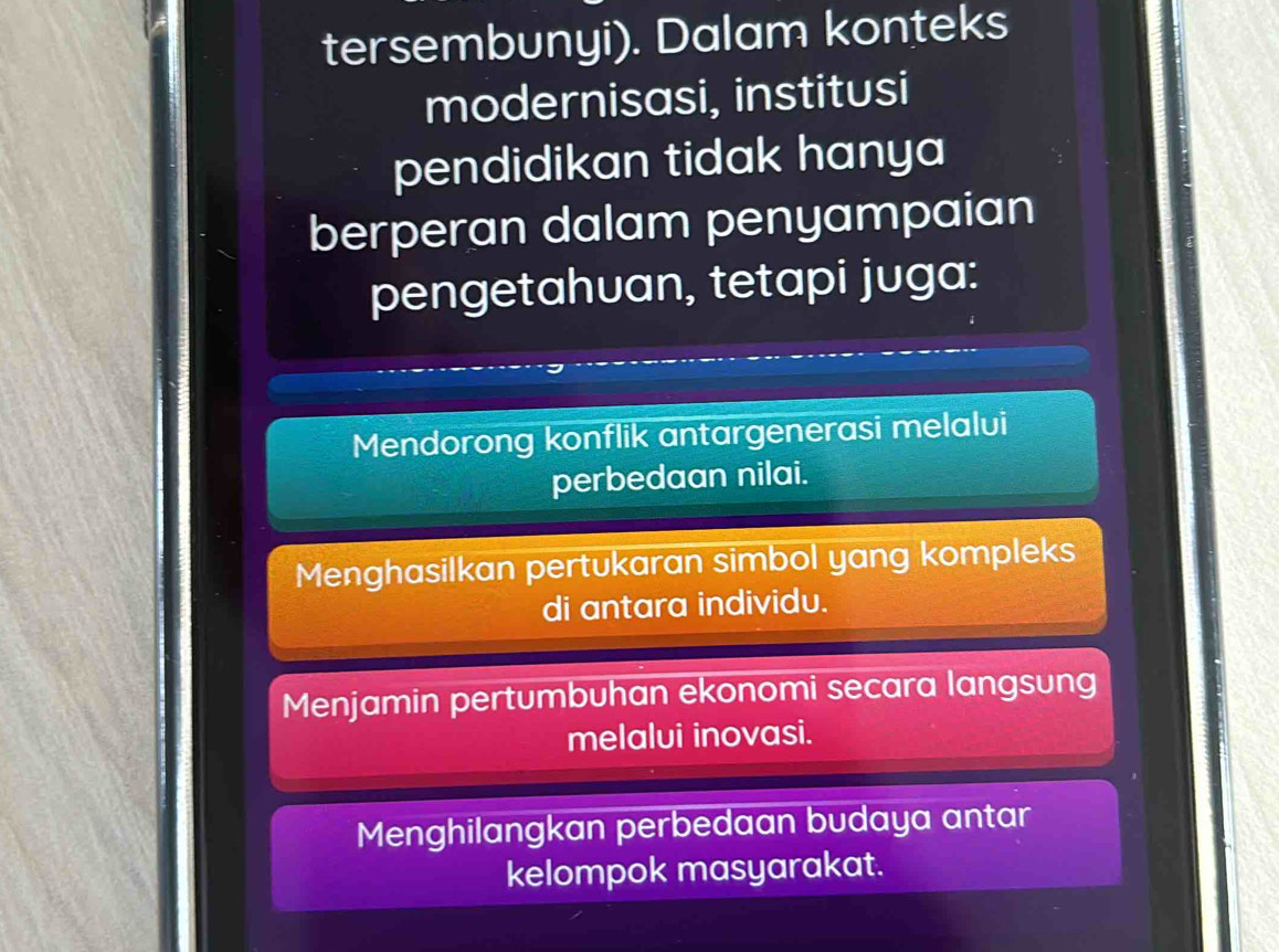 tersembunyi). Dalam konteks
modernisasi, institusi
pendidikan tidak hanya 
berperan dalam penyampaian
pengetahuan, tetapi juga:
Mendorong konflik antargenerasi melalui
perbedaan nilai.
Menghasilkan pertukaran simbol yang kompleks
di antara individu.
Menjamin pertumbuhan ekonomi secara langsung
melalui inovasi.
Menghilangkan perbedaan budaya antar
kelompok masyarakat.