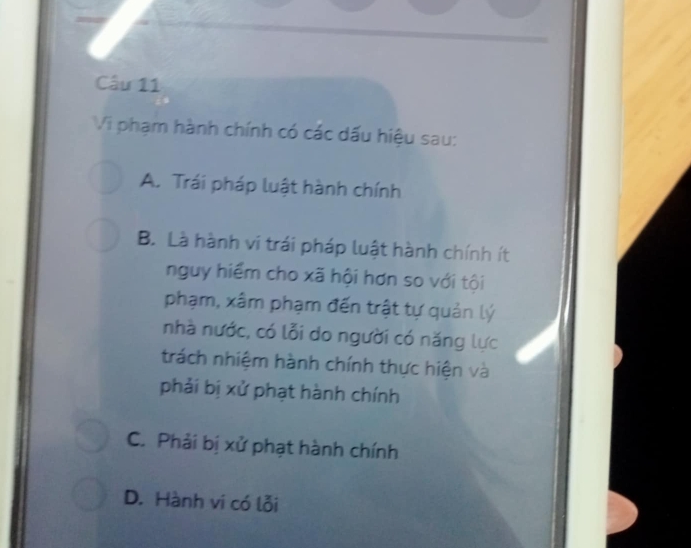 Vi phạm hành chính có các dấu hiệu sau:
A. Trái pháp luật hành chính
B. Là hành vi trái pháp luật hành chính ít
nguy hiểm cho xã hội hơn so với tội
phạm, xâm phạm đến trật tự quản lý
nhà nước, có lỗi do người có năng lực
trách nhiệm hành chính thực hiện và
phải bị xử phạt hành chính
C. Phải bị xử phạt hành chính
D. Hành vi có lỗi