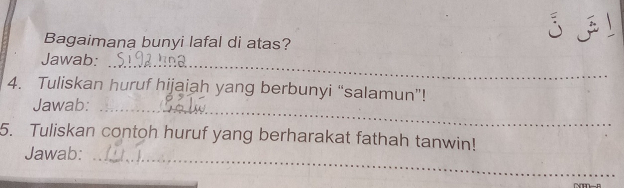 Bagaimana bunyi lafal di atas? 
_ 
Jawab: 
4. Tuliskan huruf hijaiah yang berbunyi “salamun”! 
Jawab:_ 
_ 
5. Tuliskan contoh huruf yang berharakat fathah tanwin! 
Jawab: