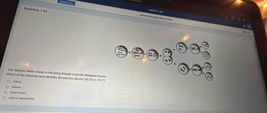 a Teal
Question 1-23
Wik ome. L eat!
Science Biology VBA 02 34-25
The diagram below shows a cell going through a specific biological process.
Which of the following best identifies the process above? (SC.912.L.16.17)
mitous
meroste
binary fission
asexual reproduction