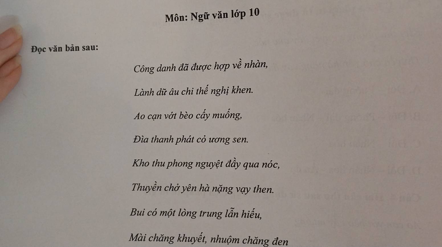 Môn: Ngữ văn lớp 10
Đọc văn bản sau: 
Công danh đã được hợp về nhàn, 
Lành dữ âu chi thế nghị khen. 
Ao cạn vớt bèo cấy muống, 
Đìa thanh phát cỏ ương sen. 
Kho thu phong nguyệt đầy qua nóc, 
Thuyền chở yên hà nặng vạy then. 
Bui có một lòng trung lẫn hiếu, 
Mài chăng khuyết, nhuộm chăng đen