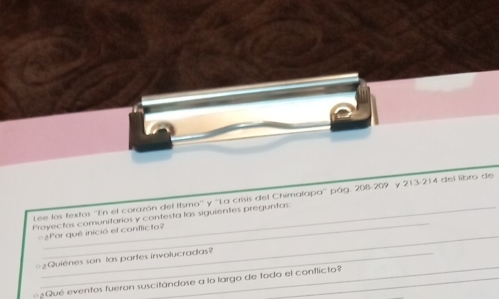 Lee los textos ''En el corazón del Itsmo'' y ''La crisis del Chimalapa'' pág. 208-209 y 213-214 del libro de 
_ 
Proyectos comunitarios y contesta las siguientes preguntas: 
¿Por qué inició el conflicto? 
_ 
¿Quiénes son las partes involucradas? 
¿Qué eventos fueron suscitándose a lo largo de todo el conflicto?
