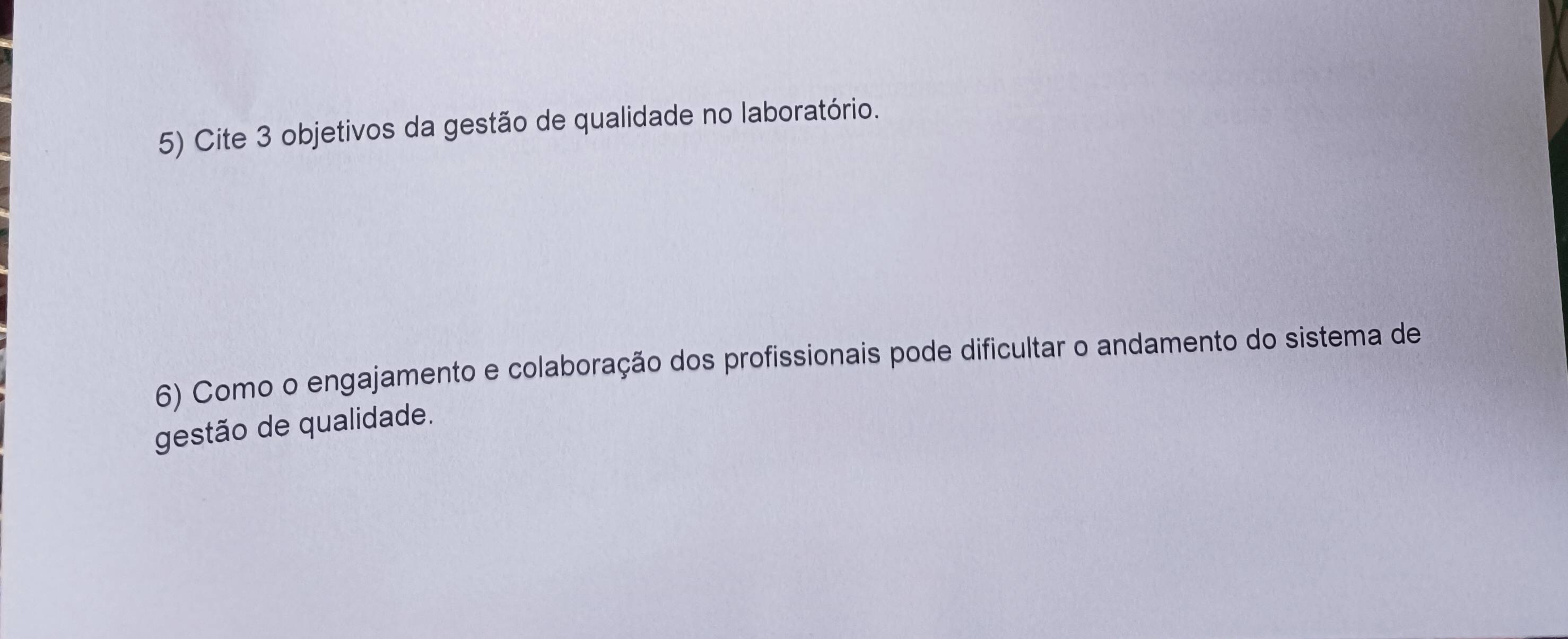 Cite 3 objetivos da gestão de qualidade no laboratório. 
6) Como o engajamento e colaboração dos profissionais pode dificultar o andamento do sistema de 
gestão de qualidade.